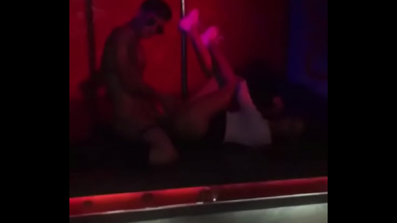 continuaci&oacute;n de venezolana en tarima teniendo sexo publico