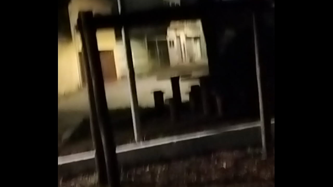 Exibindo a rola na pra&ccedil;a