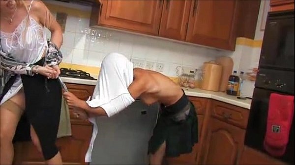 La place des femmes c'est &agrave; la cuisine!