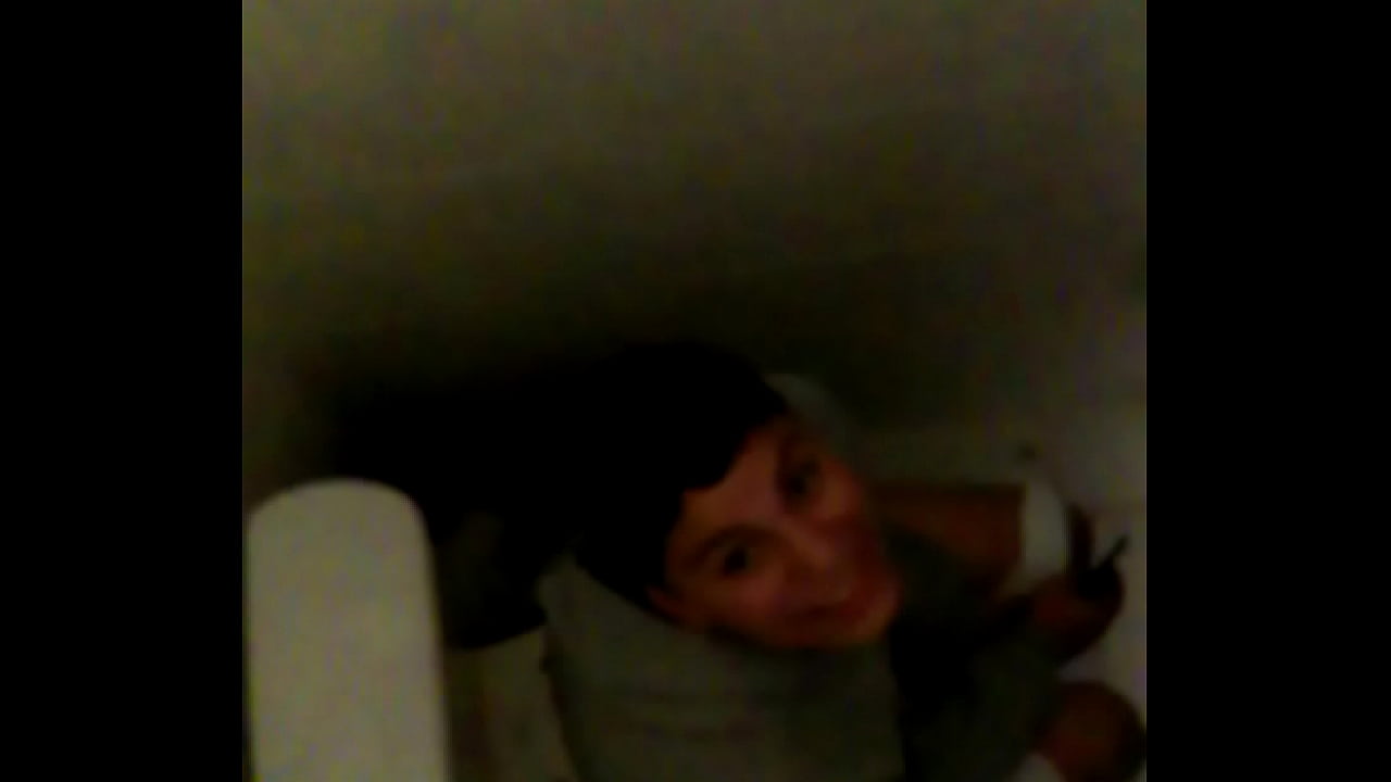 Chico gay se masturba en el ba&ntilde;o