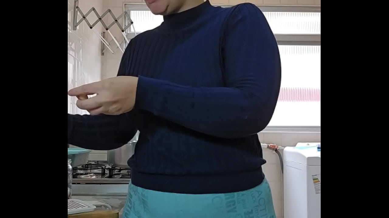 Fazendo comida e mostrando a buceta na Live