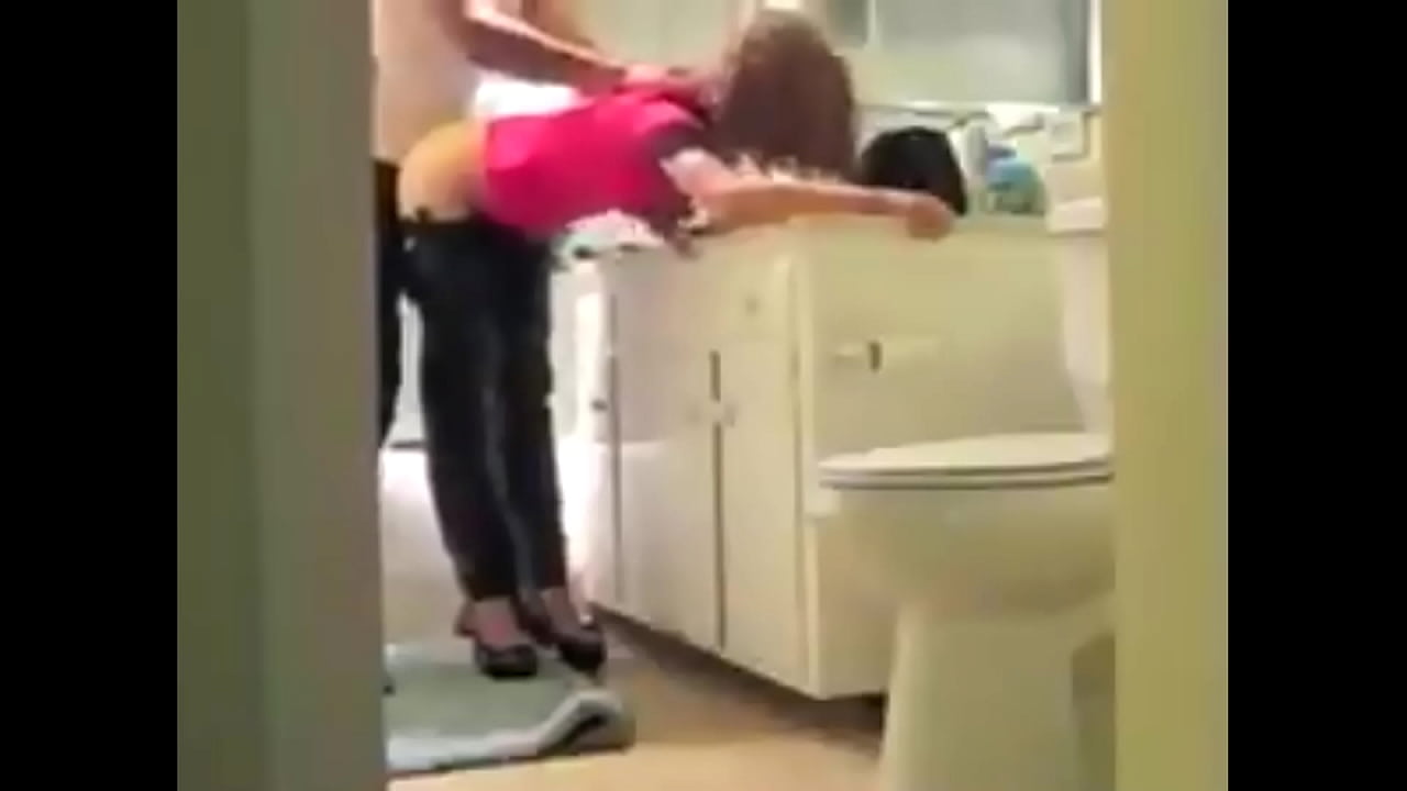 Petite pute french se fait prendre dans la cuisine par son mec