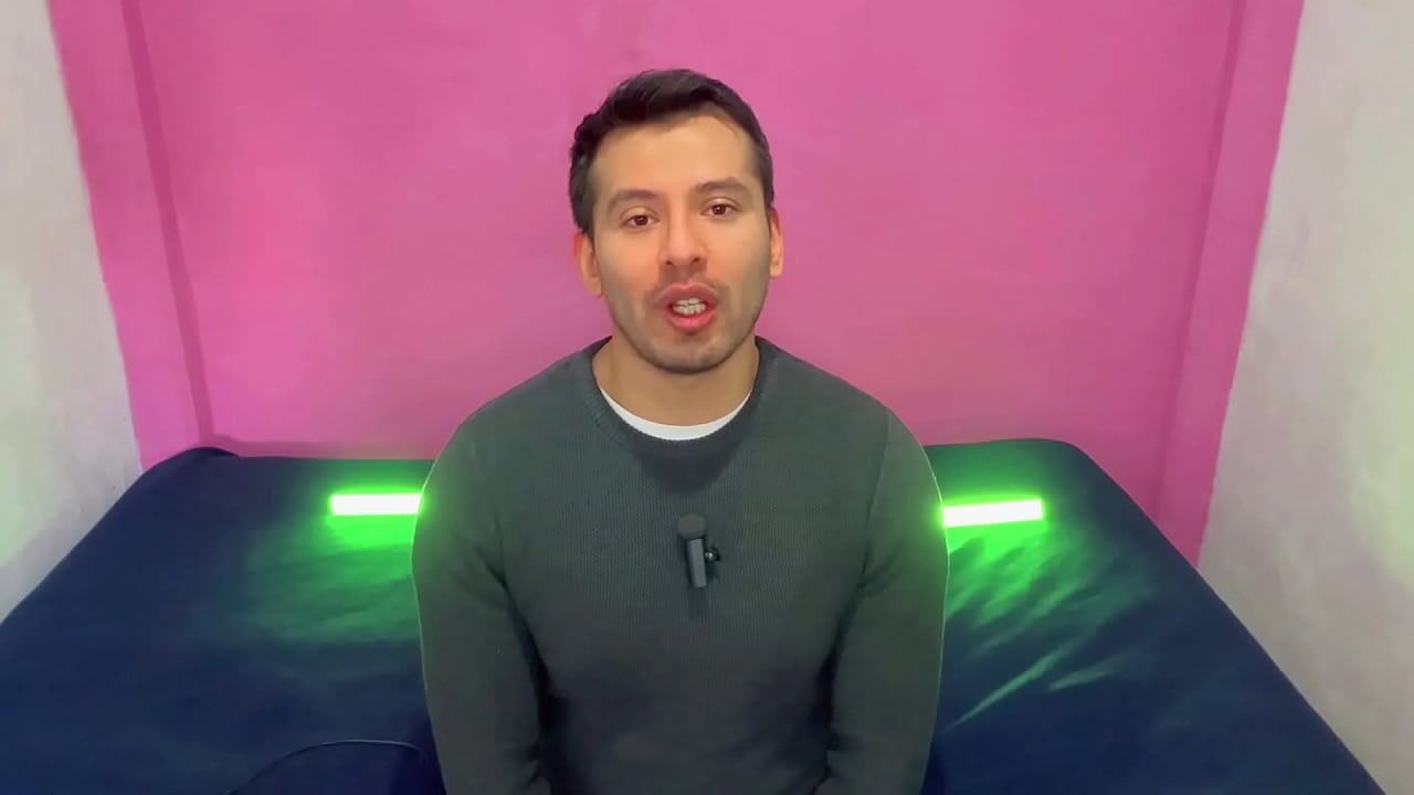 macho dotado relle&ntilde;a el culo del ayudante del cura en la iglesia