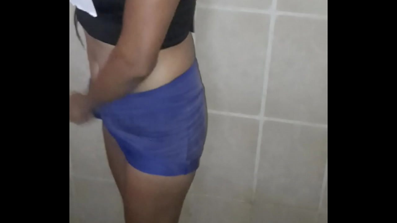 Cu&ntilde;ada putita en el ba&ntilde;o