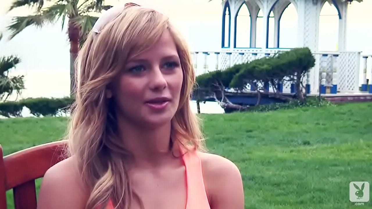 Wonderful Babe showing of her body at the beach