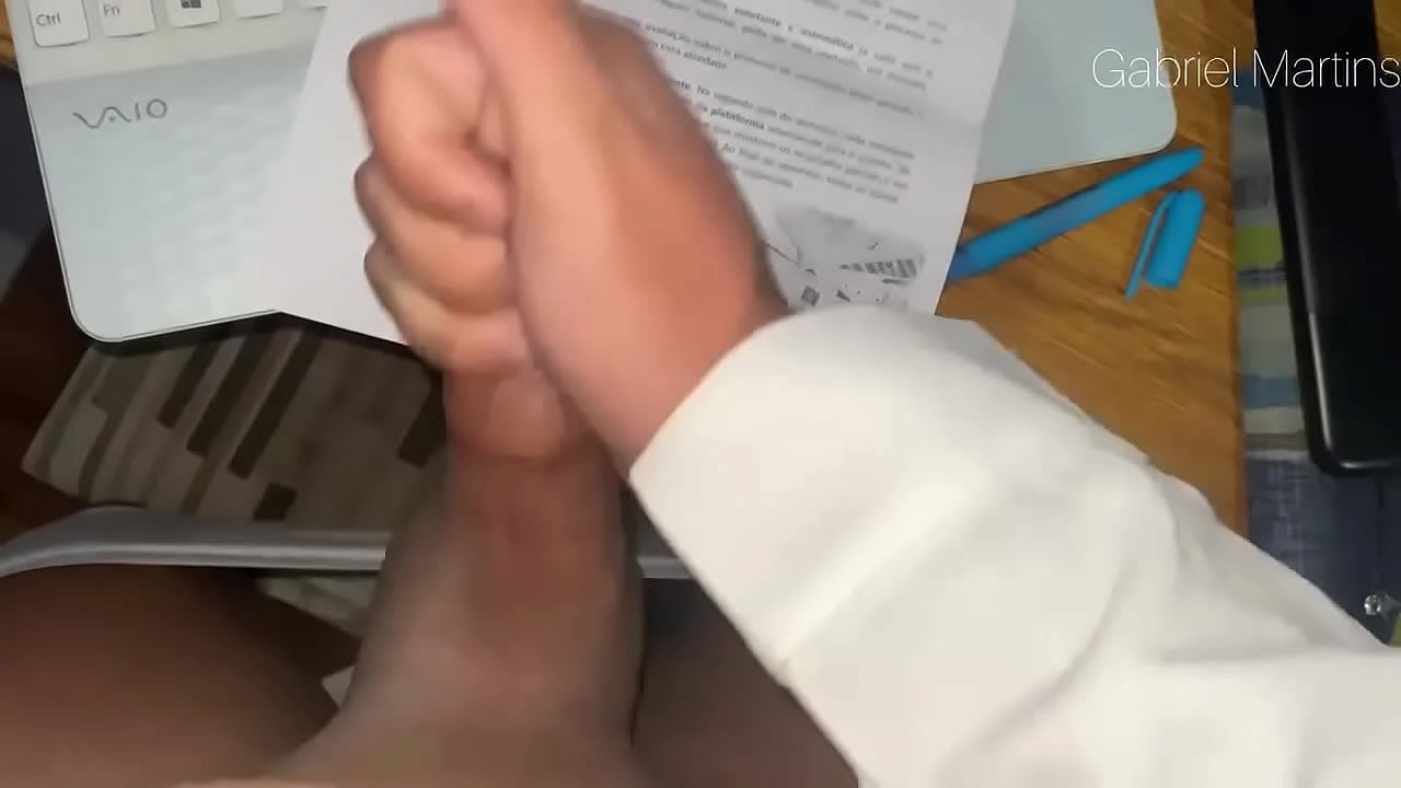 Novinho Mete Dedo No Cu Enquanto Estuda