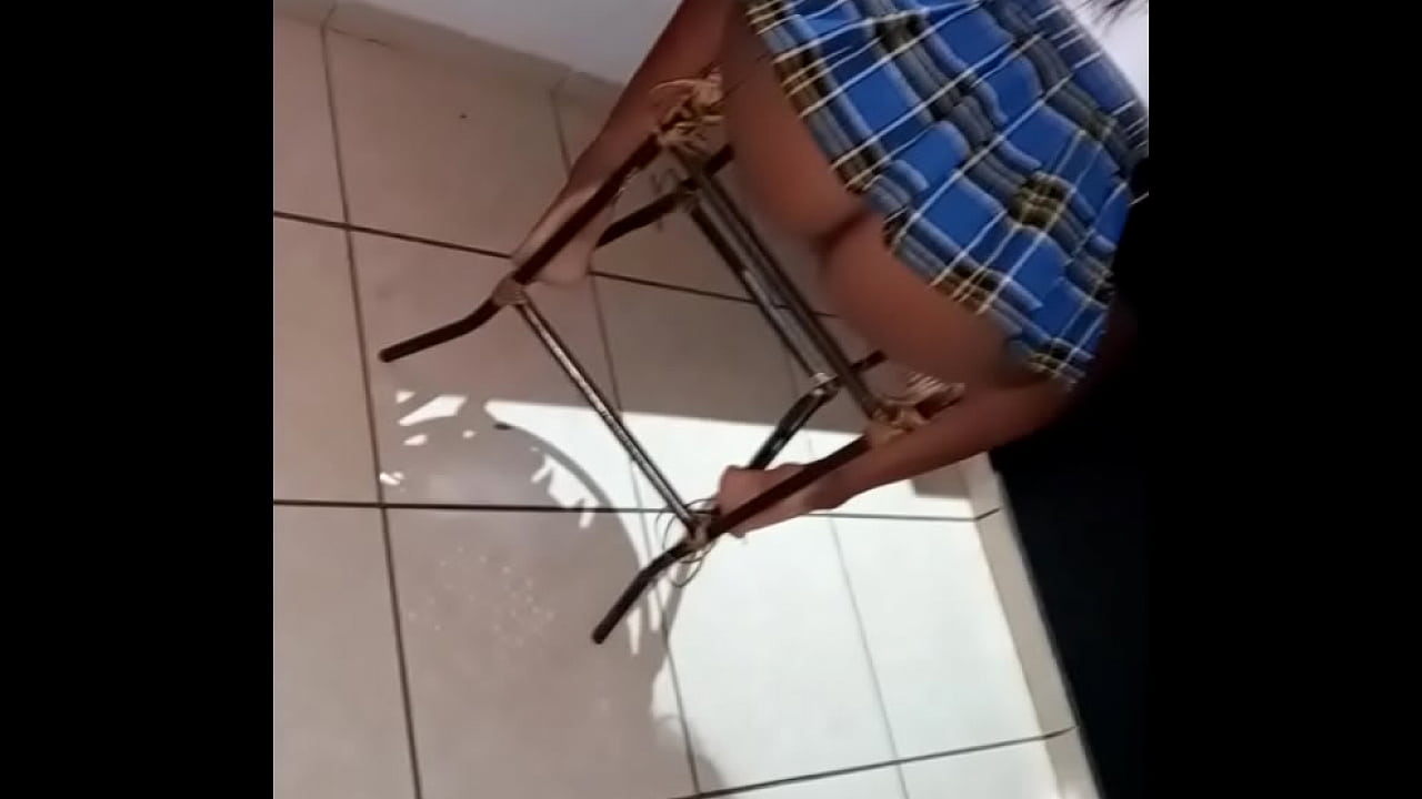 Sobrinha &eacute; fodida pelo tio quando a m&atilde;e dele est&aacute; descansando ao lado - Tio pervertido fode a sobrinha como