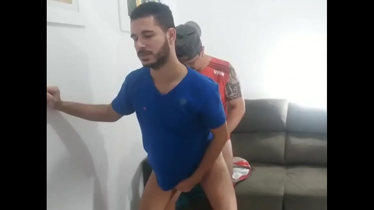 macho dando para o irm&atilde;o