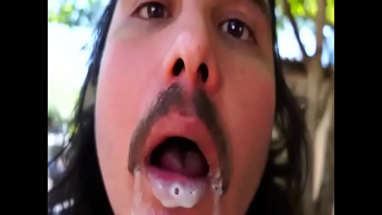 Gordinha liberal nao aguentou tanto leite e cuspiu tudo!