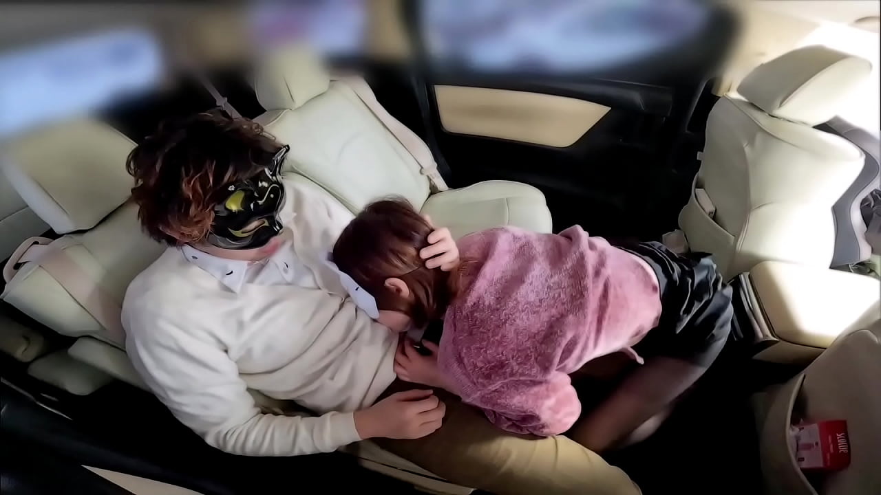 旦那が横にいるのにカーセックスさせられるヘンタイ妻