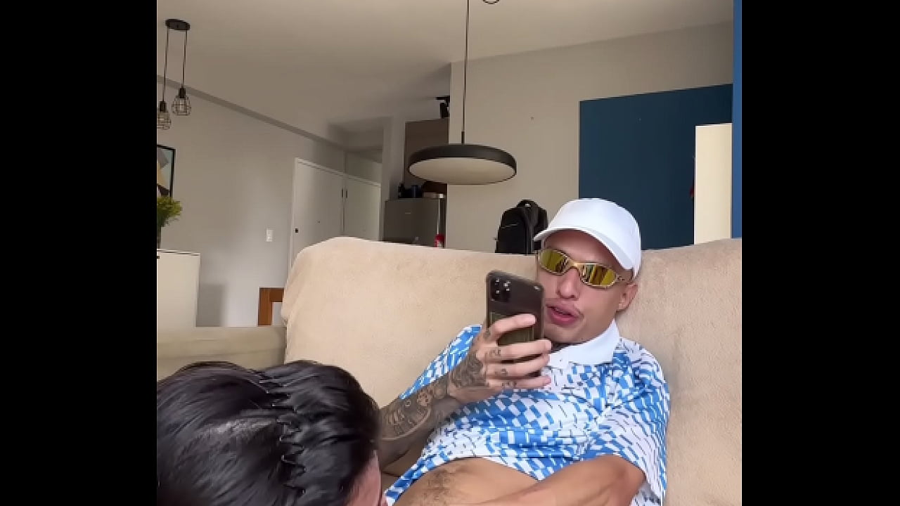 O CUZINHO DELE FICOU MOLHADINHO IGUAL BUCETA DE TANTO LEVAR ROLA