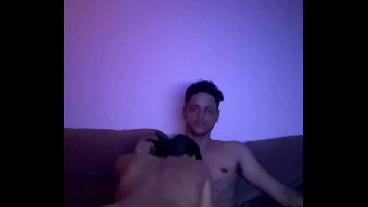 Chupando com plug no cuzinho