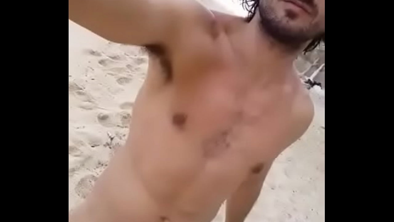 Homen exibindo sua mega rola em p&uacute;blico