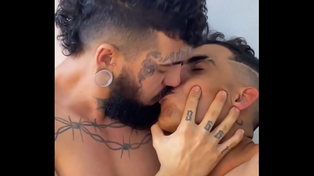 tatuado leitando cu de puta e fazendo de dep&oacute;sito