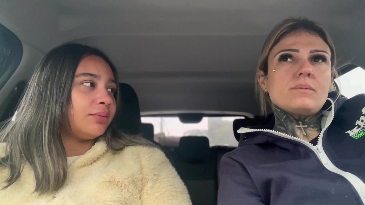 Mulher motorista de aplicativo pega cadeirante na estac&atilde;o da s&eacute; ela n&atilde;o tem dinheiro pra pagar a corrida! E deixa ser toda chupada depois de mijar em forma de Pagamento!