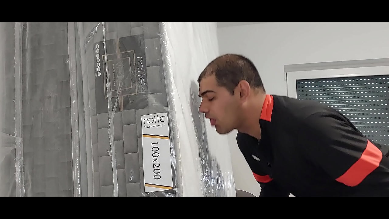 masturbare salteaua cea nouă si lins srma de folie