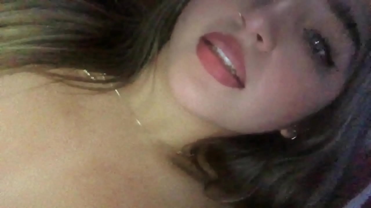 @Mariana pinkk masturbandoce en la cama por no poder dormir