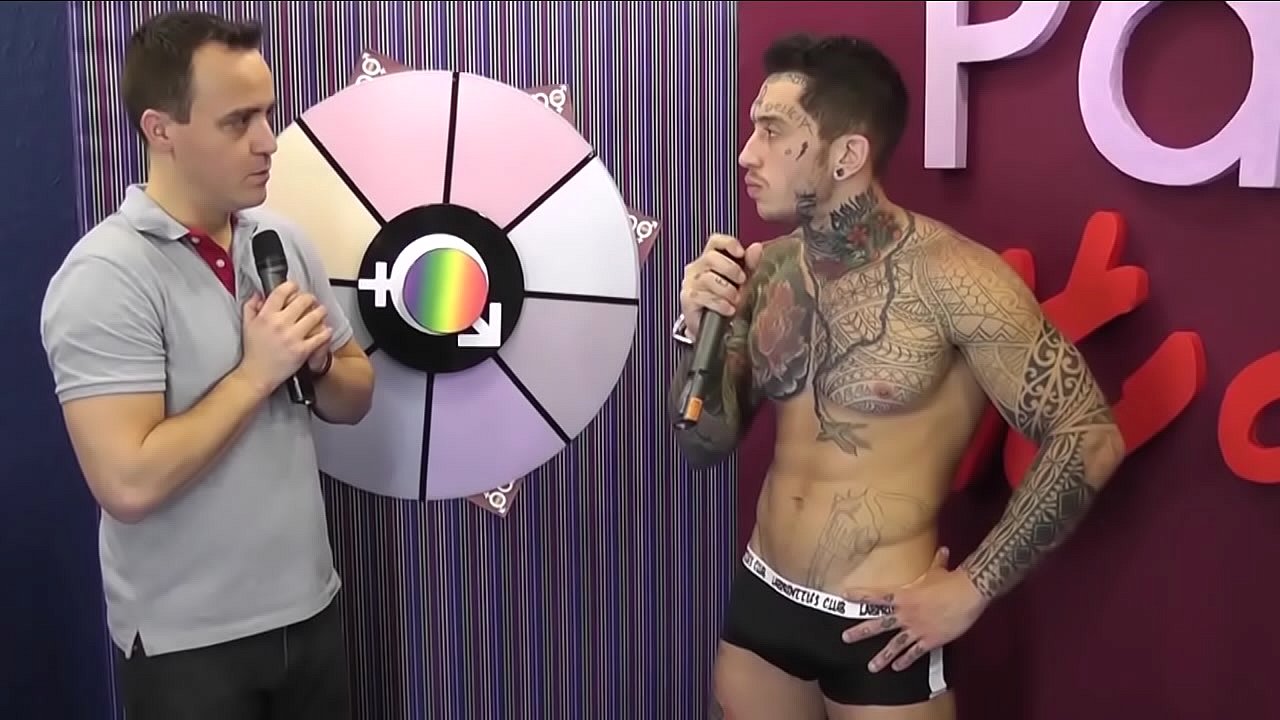 Ator porn&ocirc; Andre Ferraz  mostra toda ousadia no PapoMix