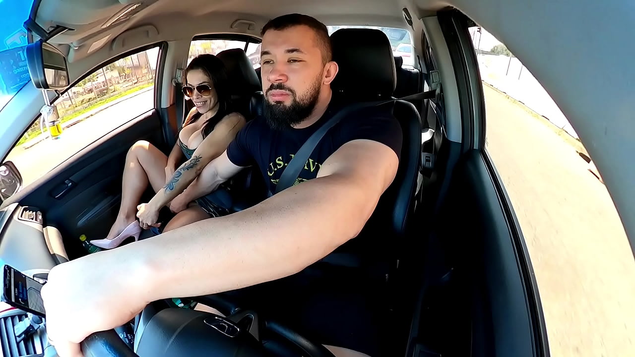 Passageira Safada entra no Uber sem calcinha e motorista n&atilde;o resiste