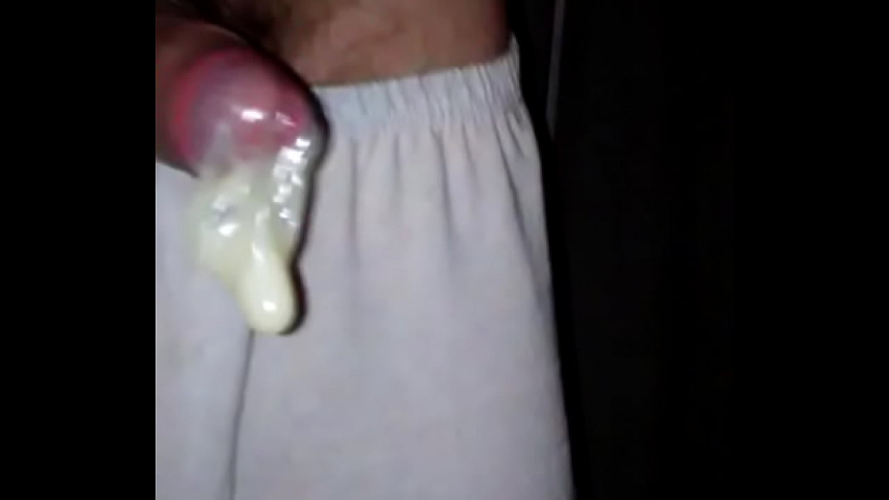 Macho batendo punheta com direito a gozada farta