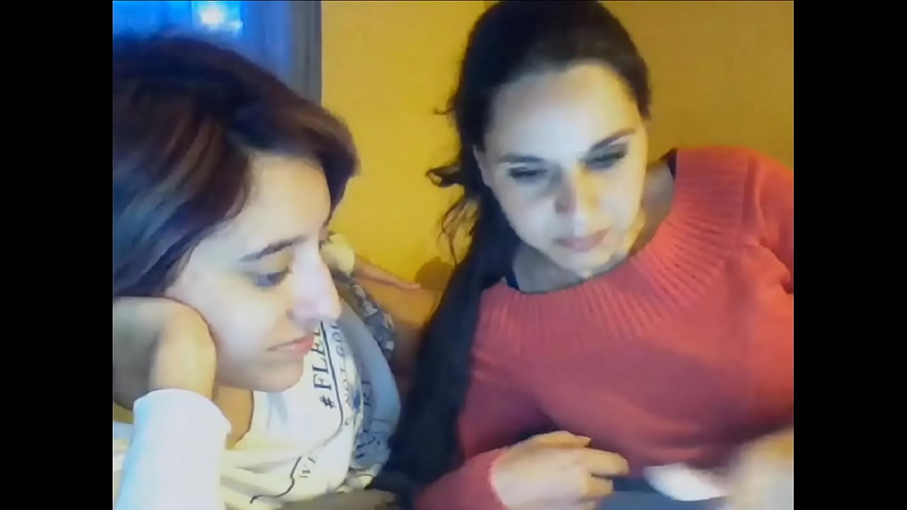 dos chicas jugando muy exitadas