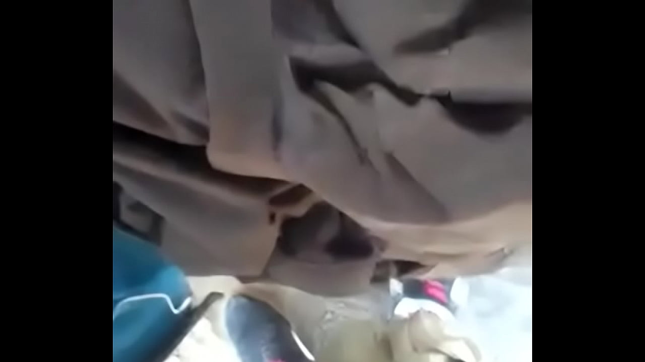 Tirando en mototaxi con amiga