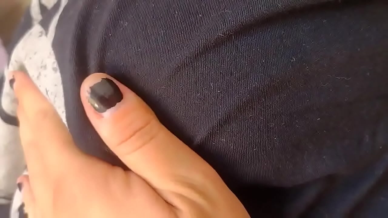 C&oacute;mo me encanta apretarle los pezones a mi Yumi