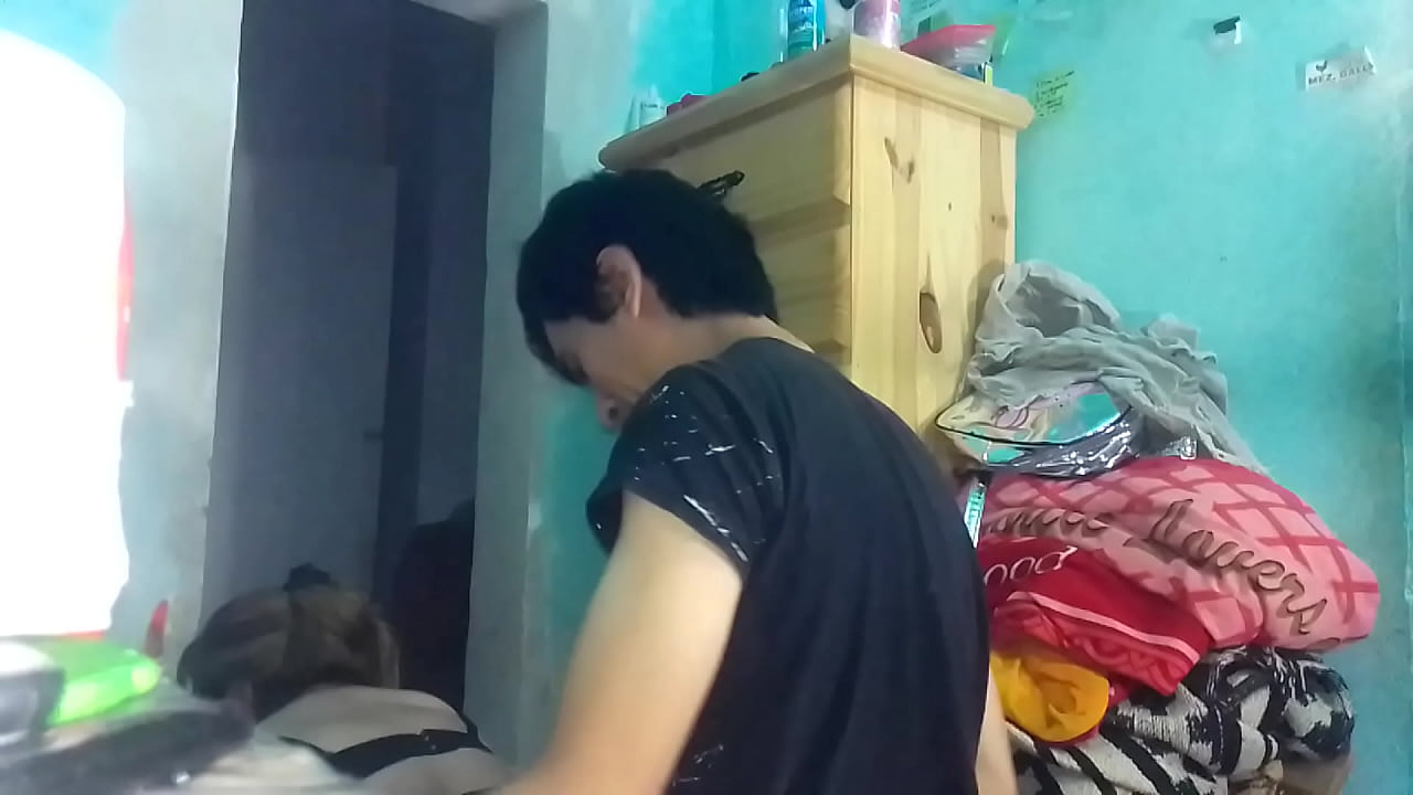 Tiene sexo con lindas chicas pero no se alcanza a ver nada