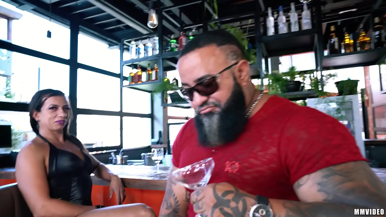 Pau gigante alargou o cuzinho da saradona