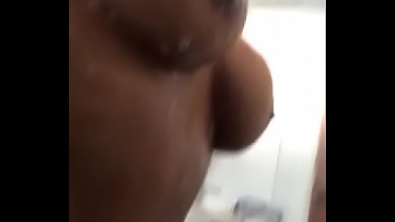 mamasita se toca en el ba&ntilde;o