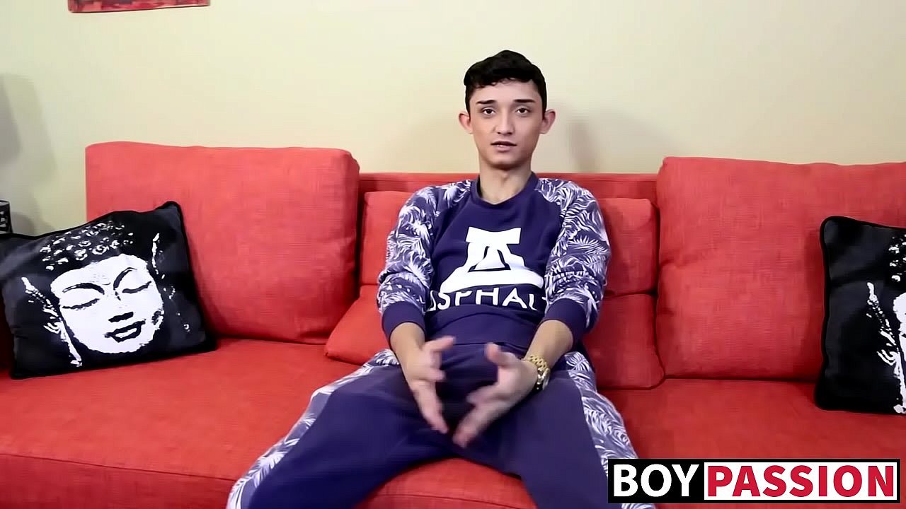 Young gay rubs his ass while jerking off