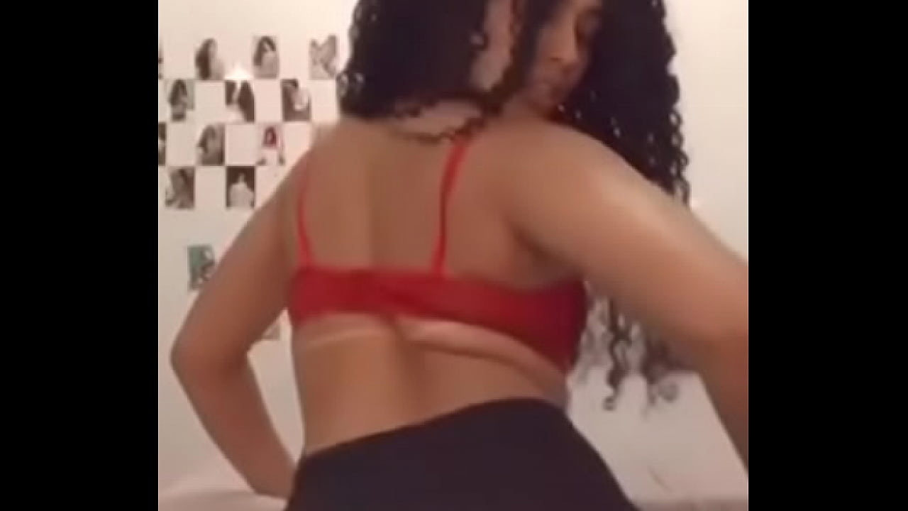Chica muestra su vagina en video