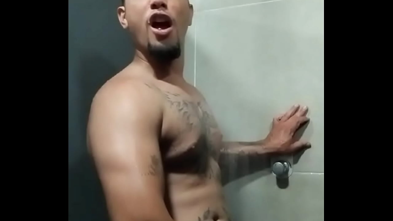 Cheio de tes&atilde;o no banheiro da academia Link na Bio