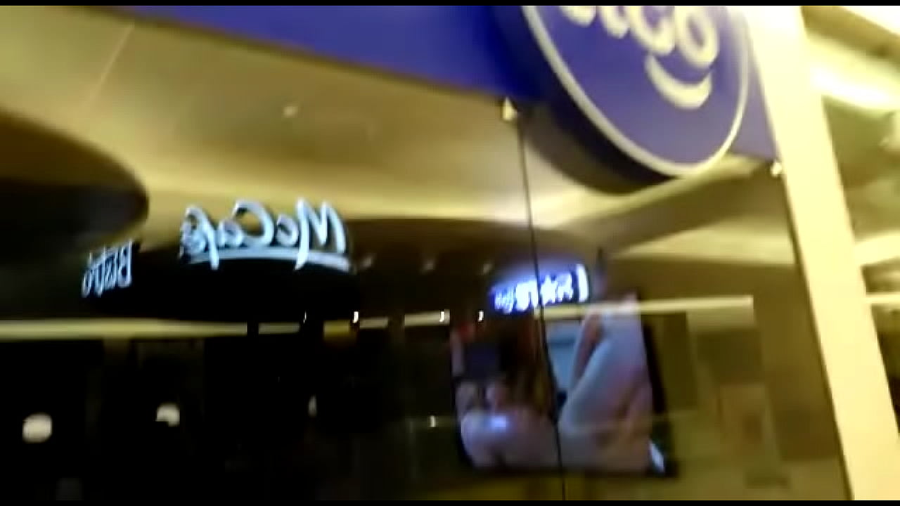 Putas Viendo Porno en el Oakland Mall Guatemala.MP4