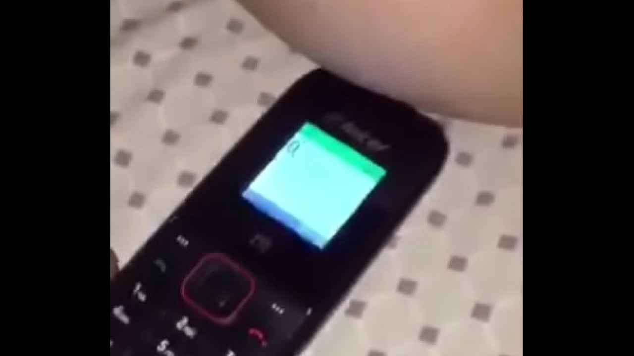 le meten el telefono (teen masturbate whit a phone)