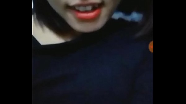 Em Trinh show h&agrave;ng