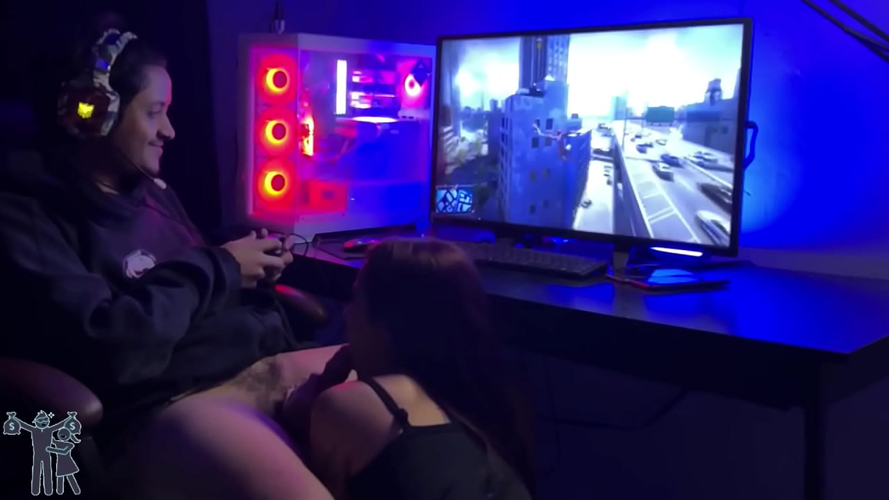 Mujer quiere que su marido use su gran polla para follarla, pero &eacute;l solo quiere jugar, as&iacute; que ella empieza sin &eacute;l.