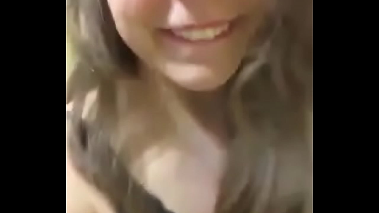 Mulher grava v&iacute;deo, mostrando a bunda para os amigos!