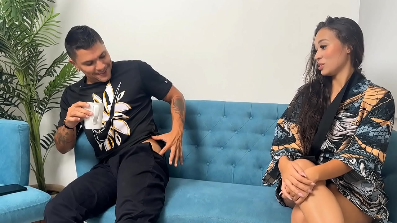 Me corro en el grande y delicioso culo de mi amiga DANIELA ANDREA