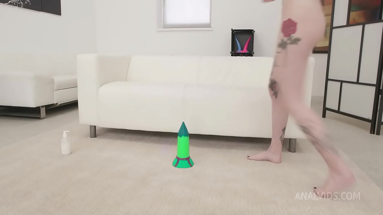 Giada Sgh Tests the Impaler Handmade Dildo Size L and Achieve 81cm 318 inches wideness with Anal Fisting TWT009