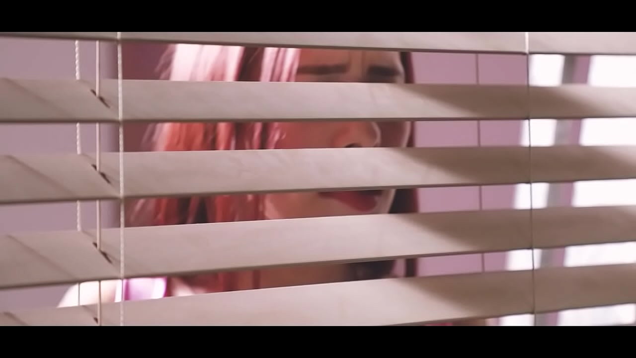 Mi hermanastra me descubre masturb&aacute;ndome y me pide que la folle