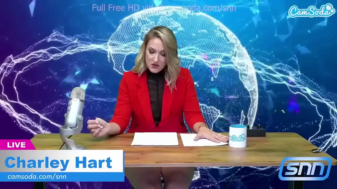 Camsoda - Horny MILF plays with pussy on air