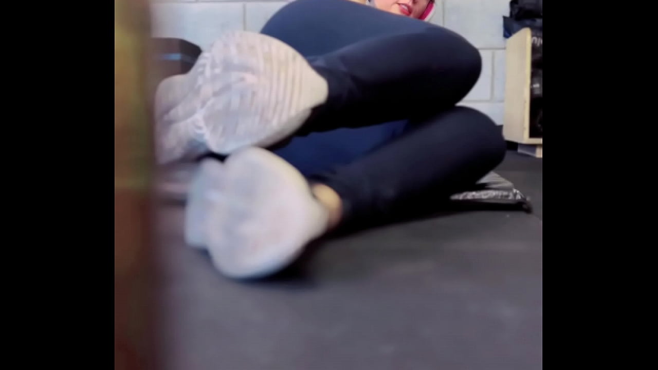 Treinando na minha academia fiquei toda molhadinha escorreu nas minhas pernas !(Em p&uacute;blico)