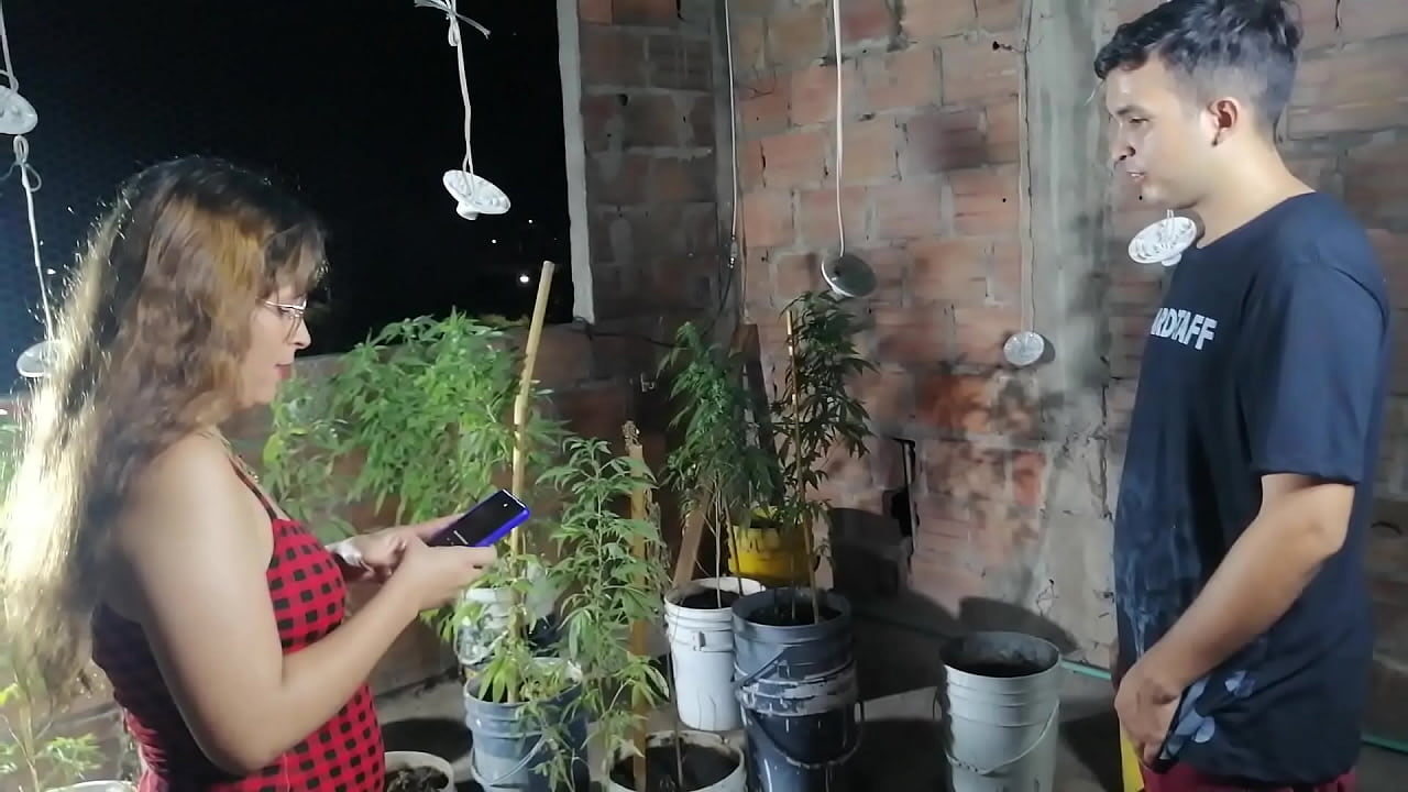 masturbo a ese hombre y me trago su espesa leche