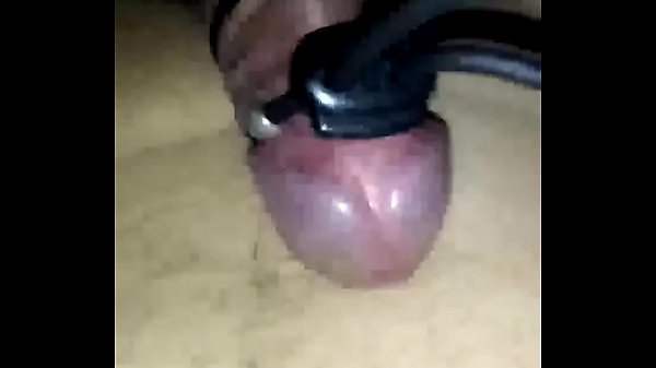 electrocutando mi verga bien dura con precum
