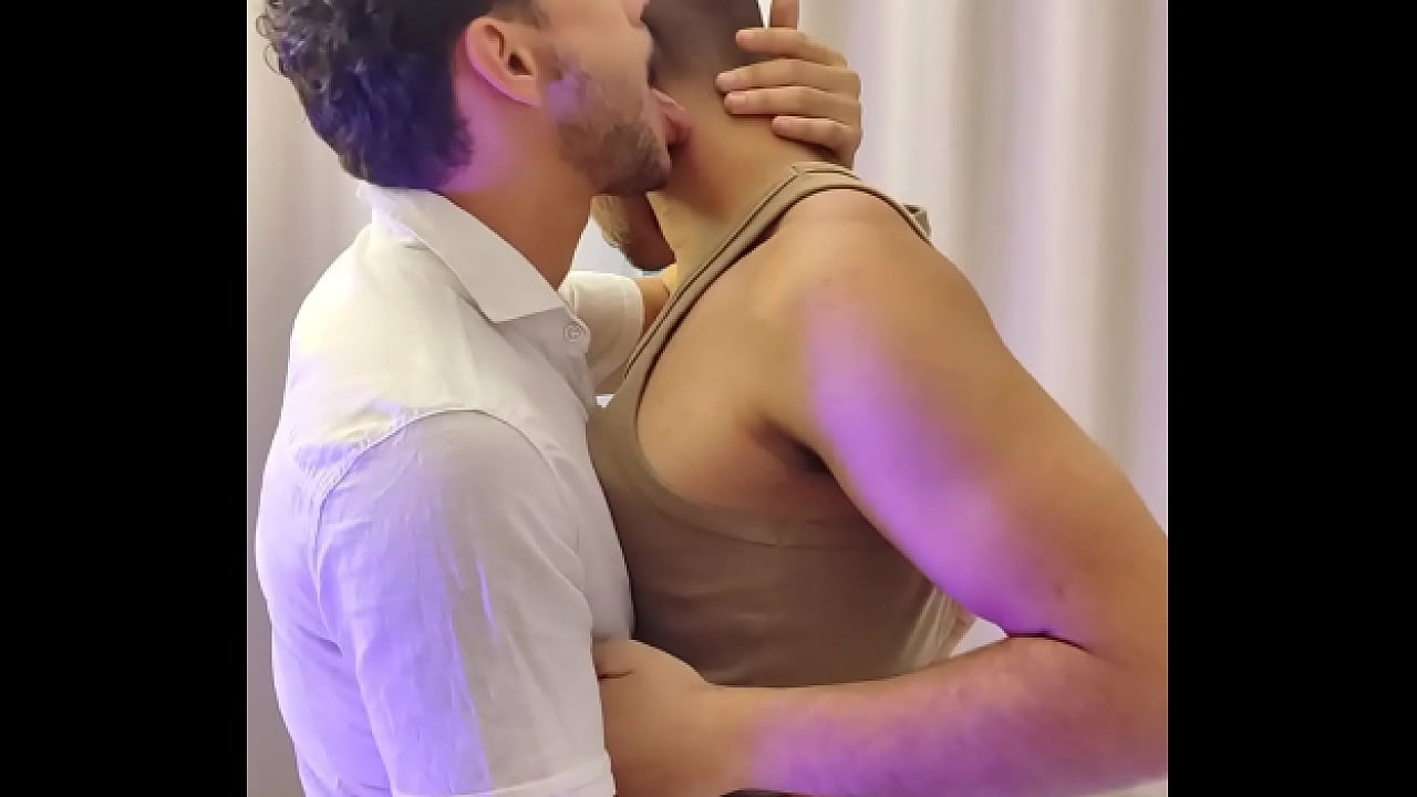 Leitei tanto o cu do boy que escorreu porra para o lado de fora - Assista Completo