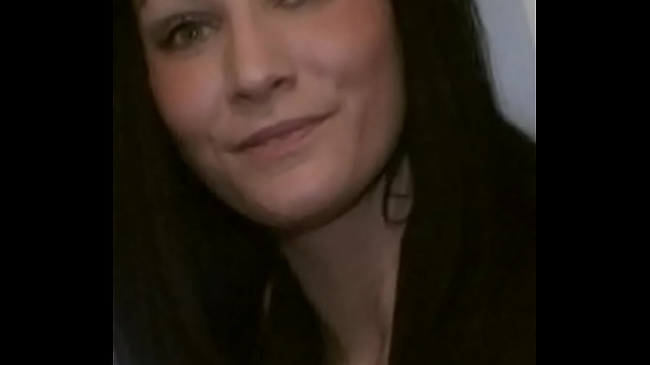 Showing the wedding photos