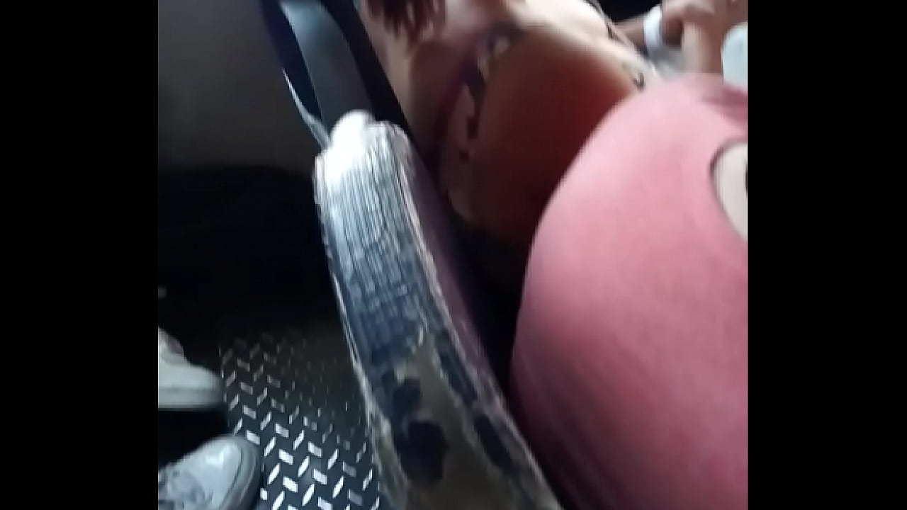 Se&ntilde;orita con buen busto me provoca en el tranporte