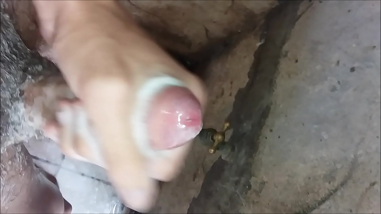 J&oacute;ven se masturba en el ba&ntilde;o y deja su whatsapp  5493624079069