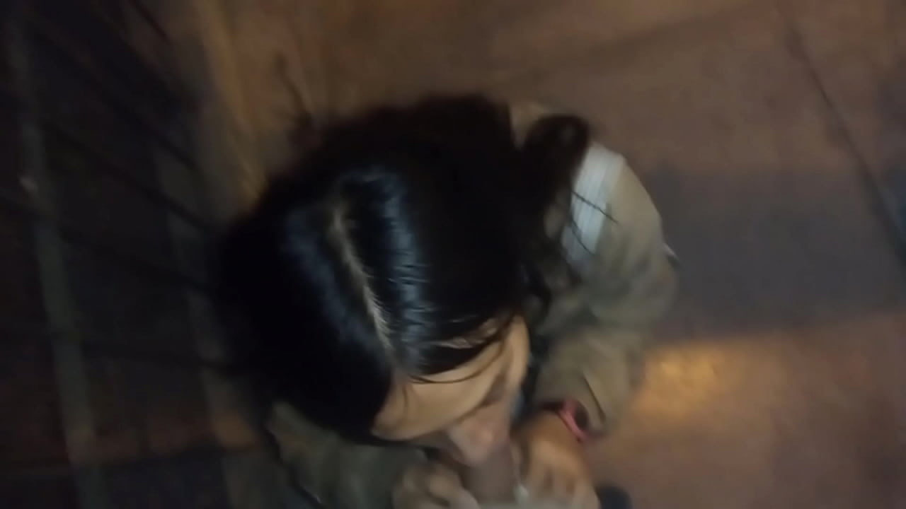 En el parque de rodillas chupando mi verga